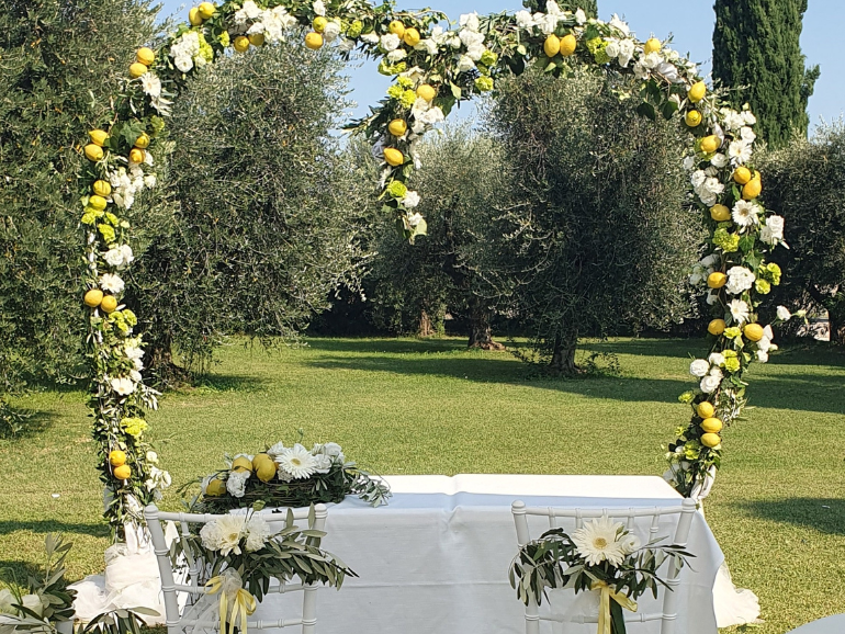 Blumenschmuck im Olivengarten